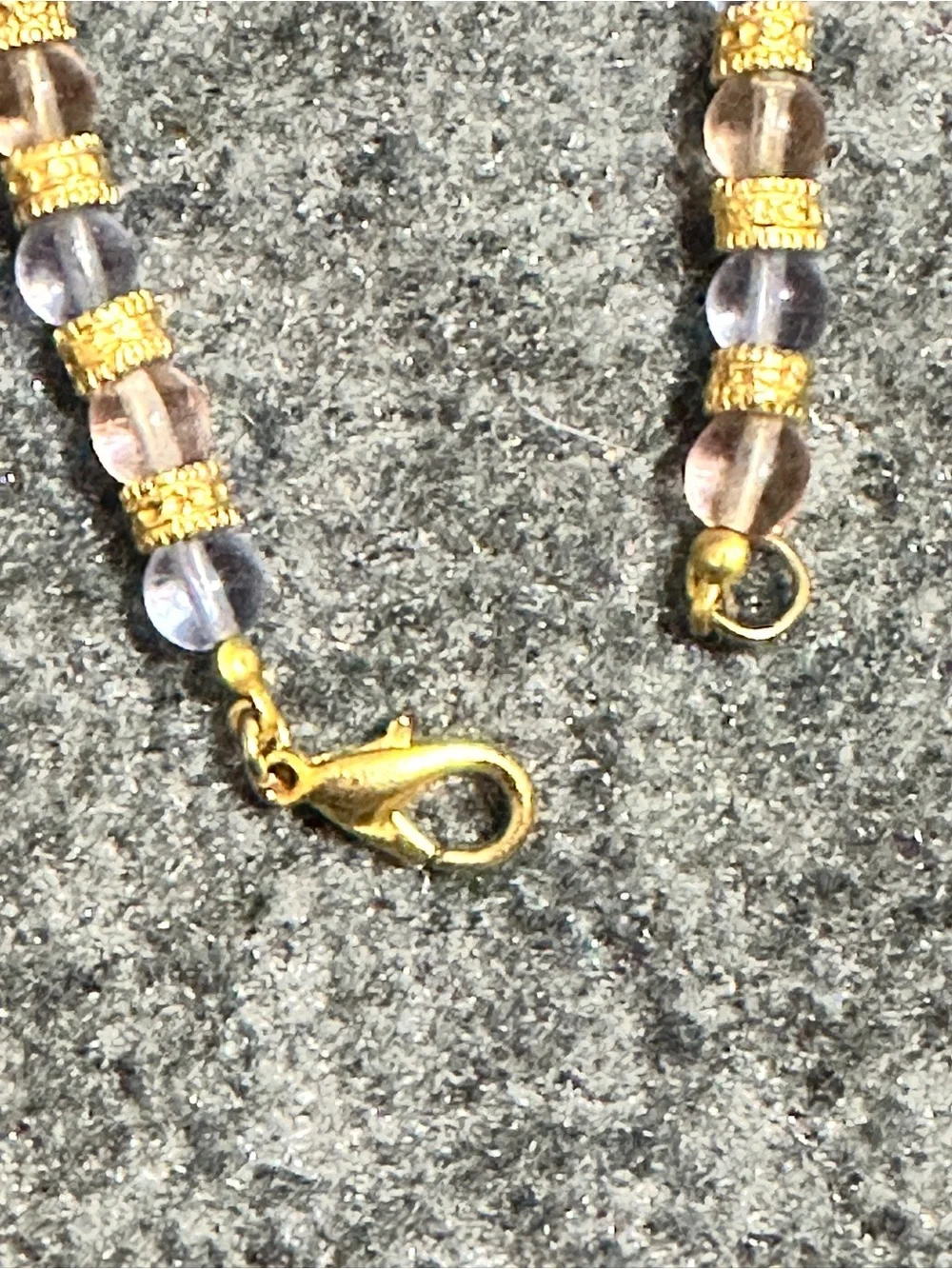 THIS IS A LADIES MURANO GLASS NECKLACE MEASURING 17” IN LENGTH, 6” WHEN WORN. I